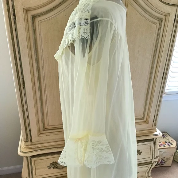 BUTTERY YELLOW, VTG BERNETTE NYLON, LONG PEIGNOIR SET! SZ MED